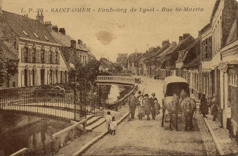 (e)- vers le milieu de la rue