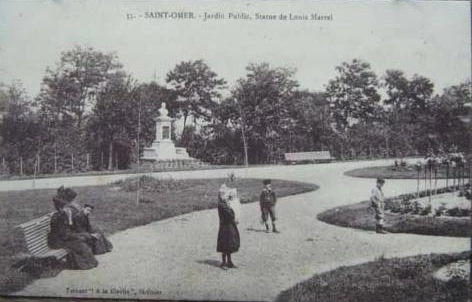 (g)- Dans les allées