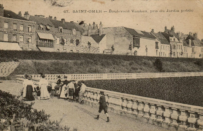 (i)- le long des remparts