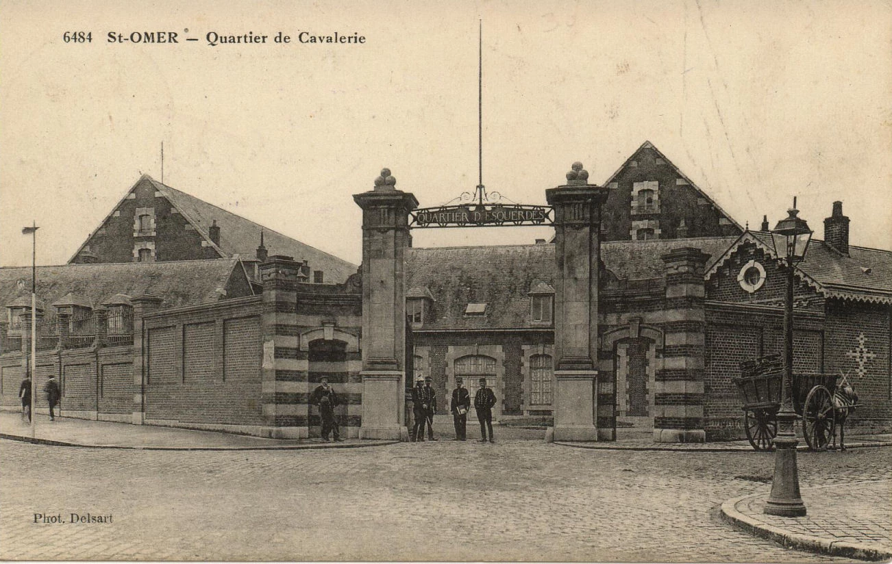 (c)- Au coin de la rue