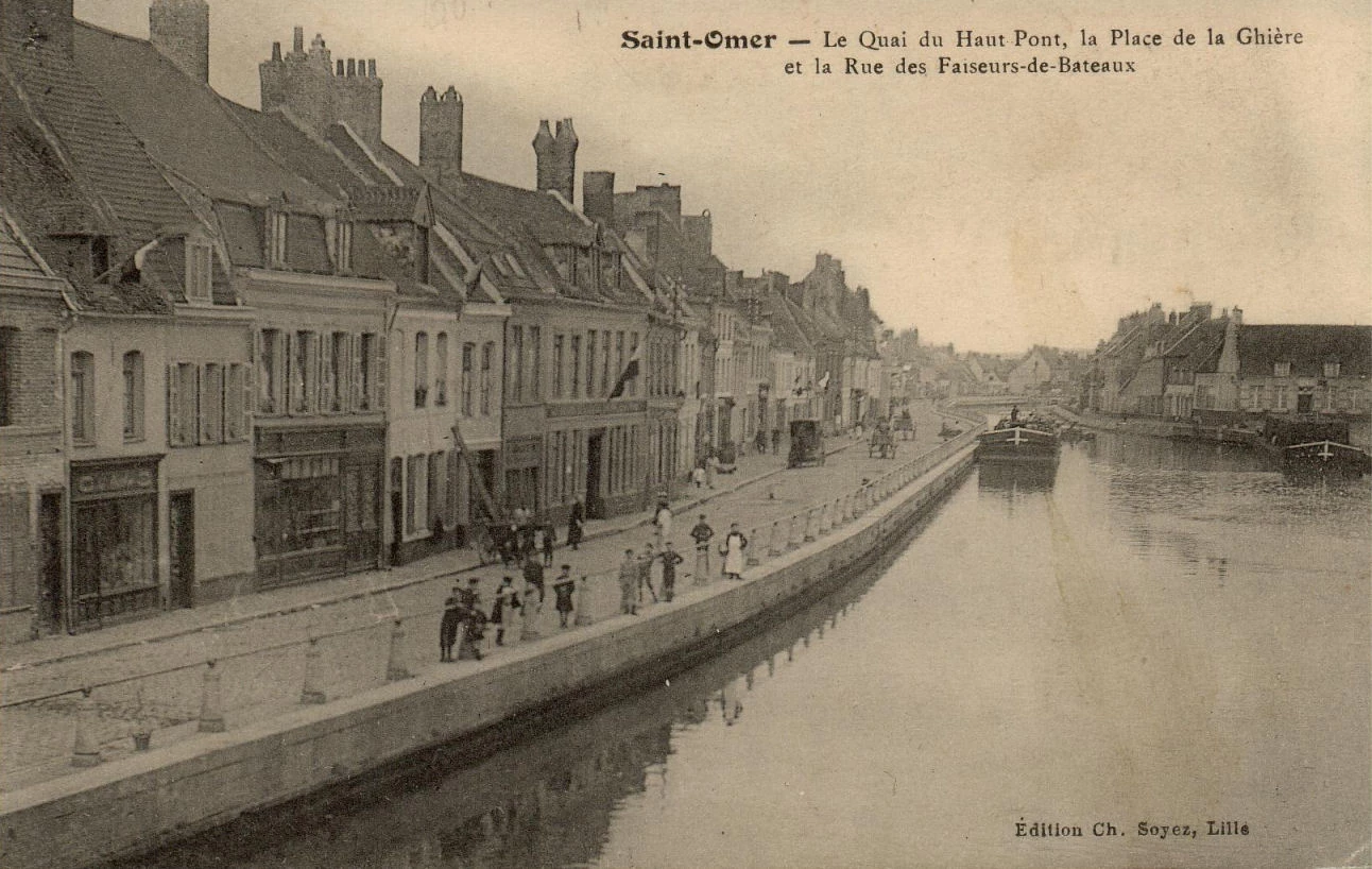 (d)- Le long du canal