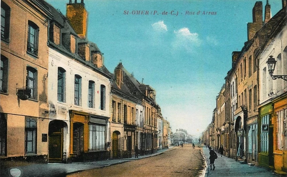(d) En descendant la rue d'Arras