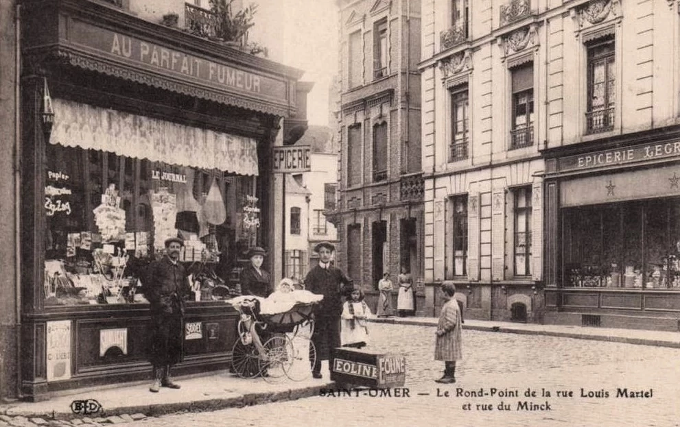 (a) Le coin de la rue