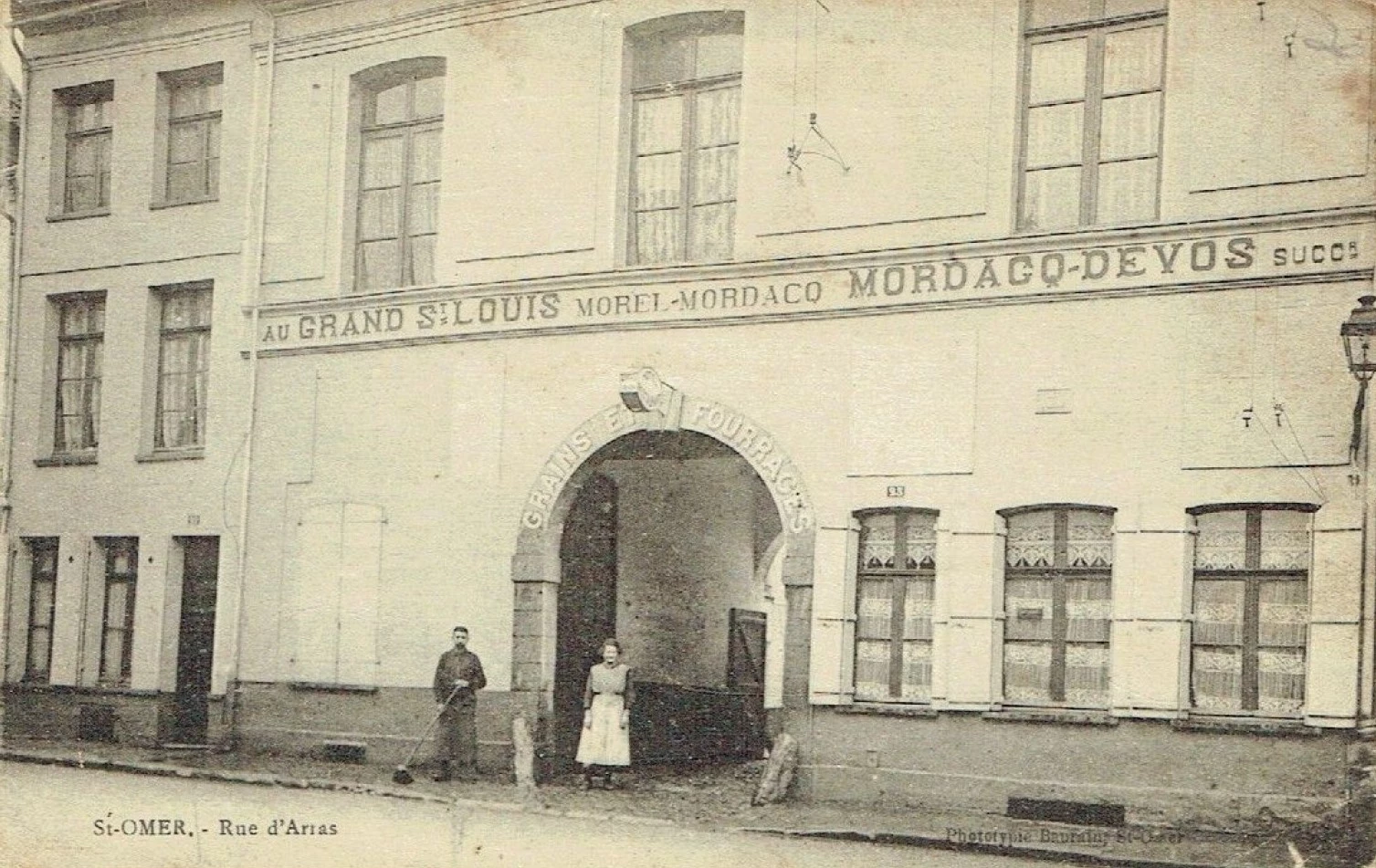 (f) Façade de l'Hôtel St Louis