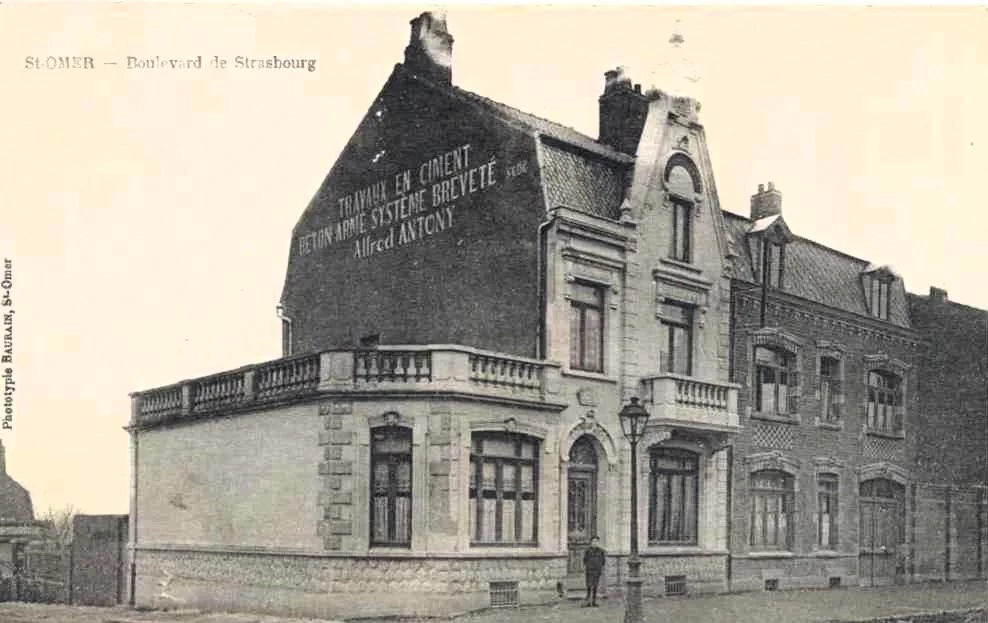 (g) Une belle terrasse sur cette façade