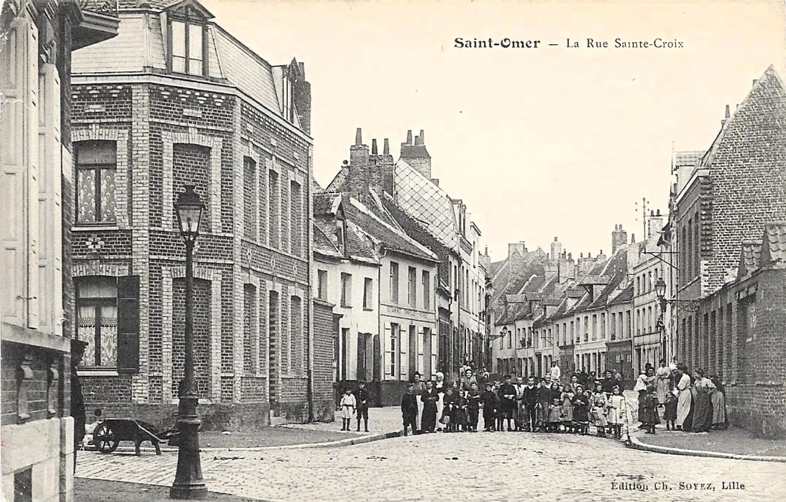 (a) Le bas de la rue