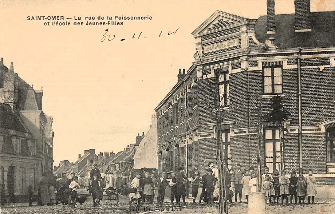 (a) Près de la Place de la Ghière