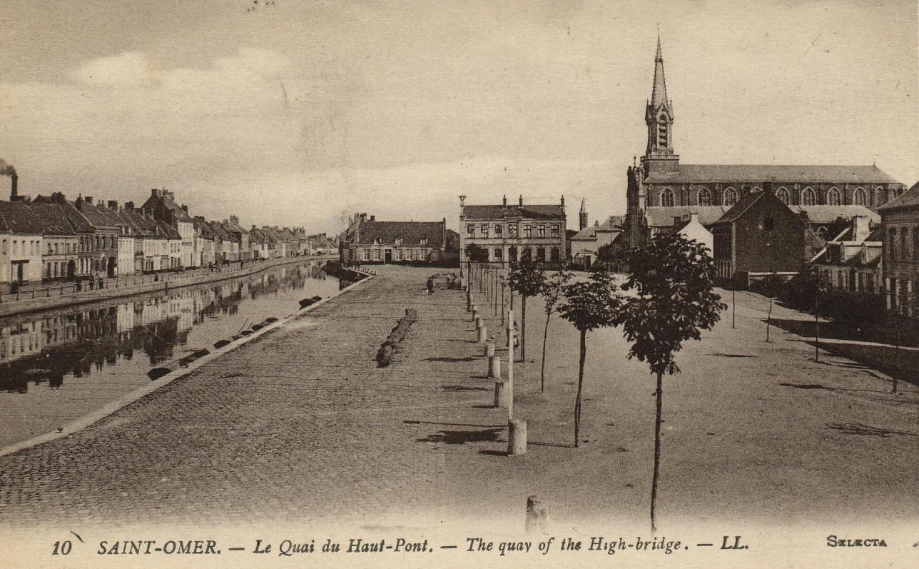 (b)- Vue de la place