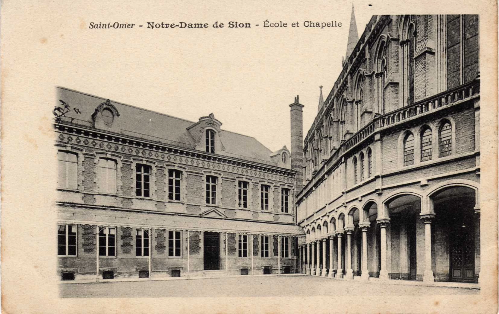 (c)- Interieur de la cour