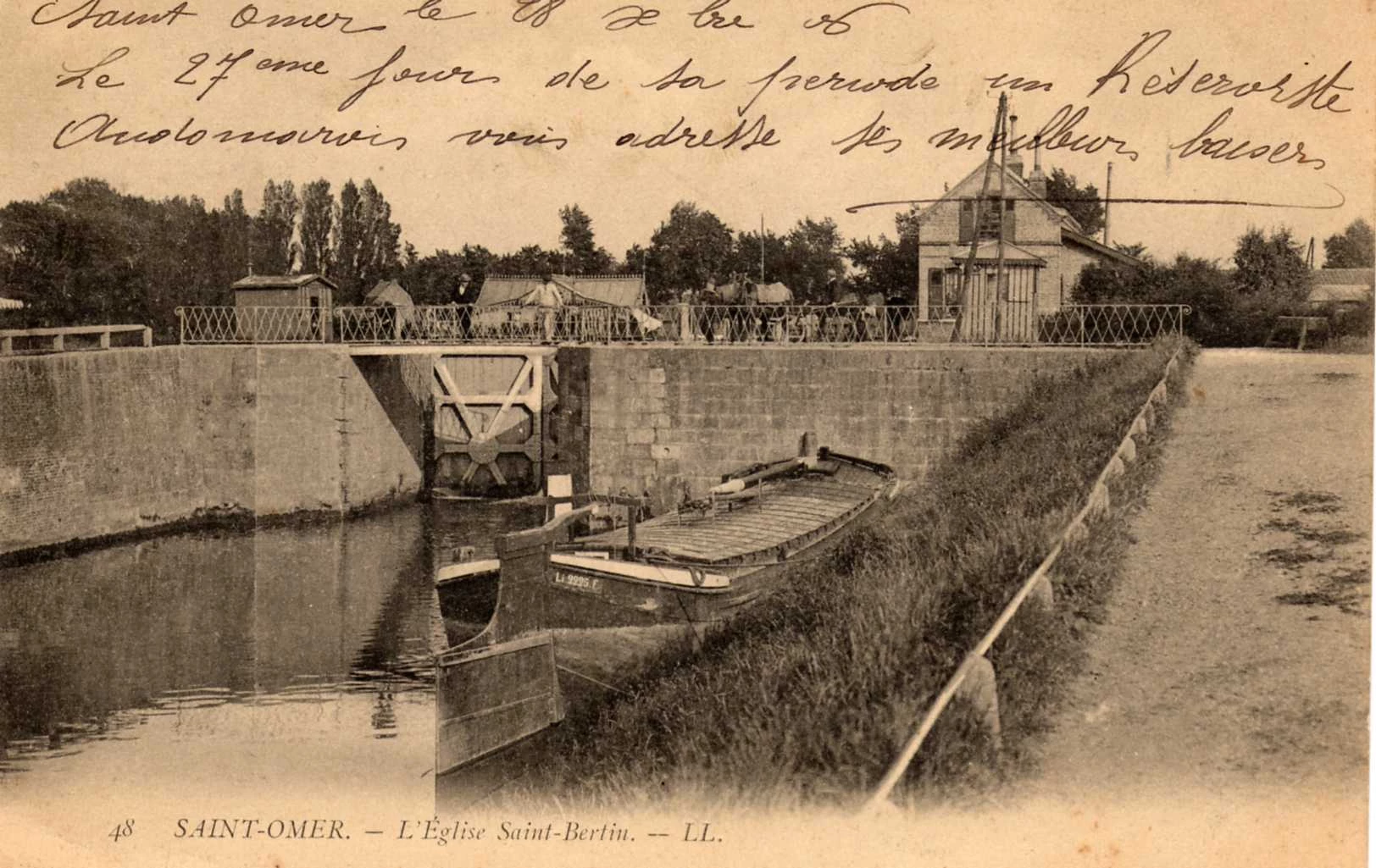 (c)- En arrivant à l'écluse