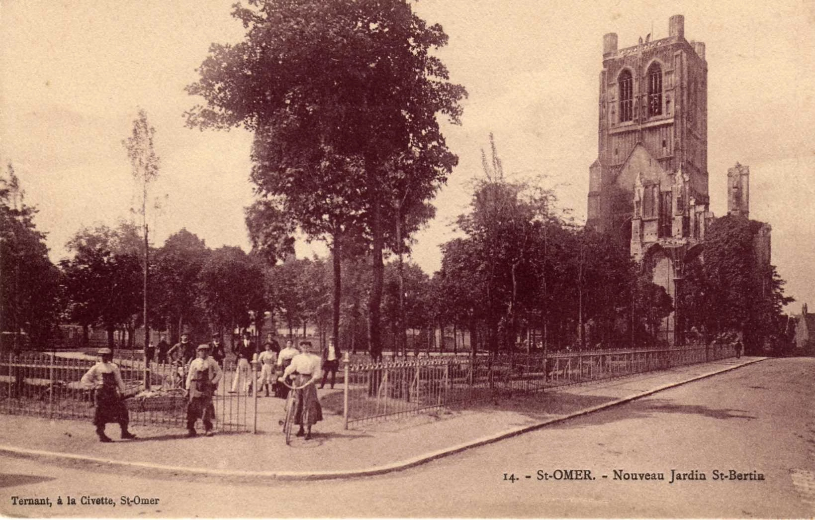 (e)-  L'entrée du square