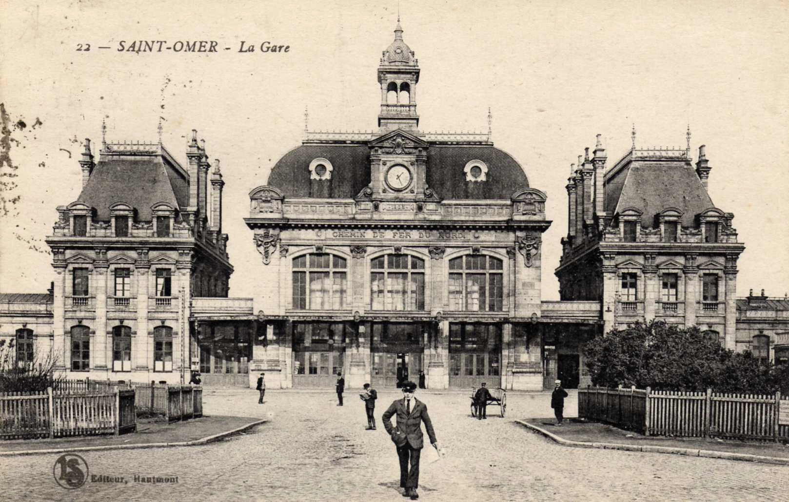 (c)- La cour de la gare