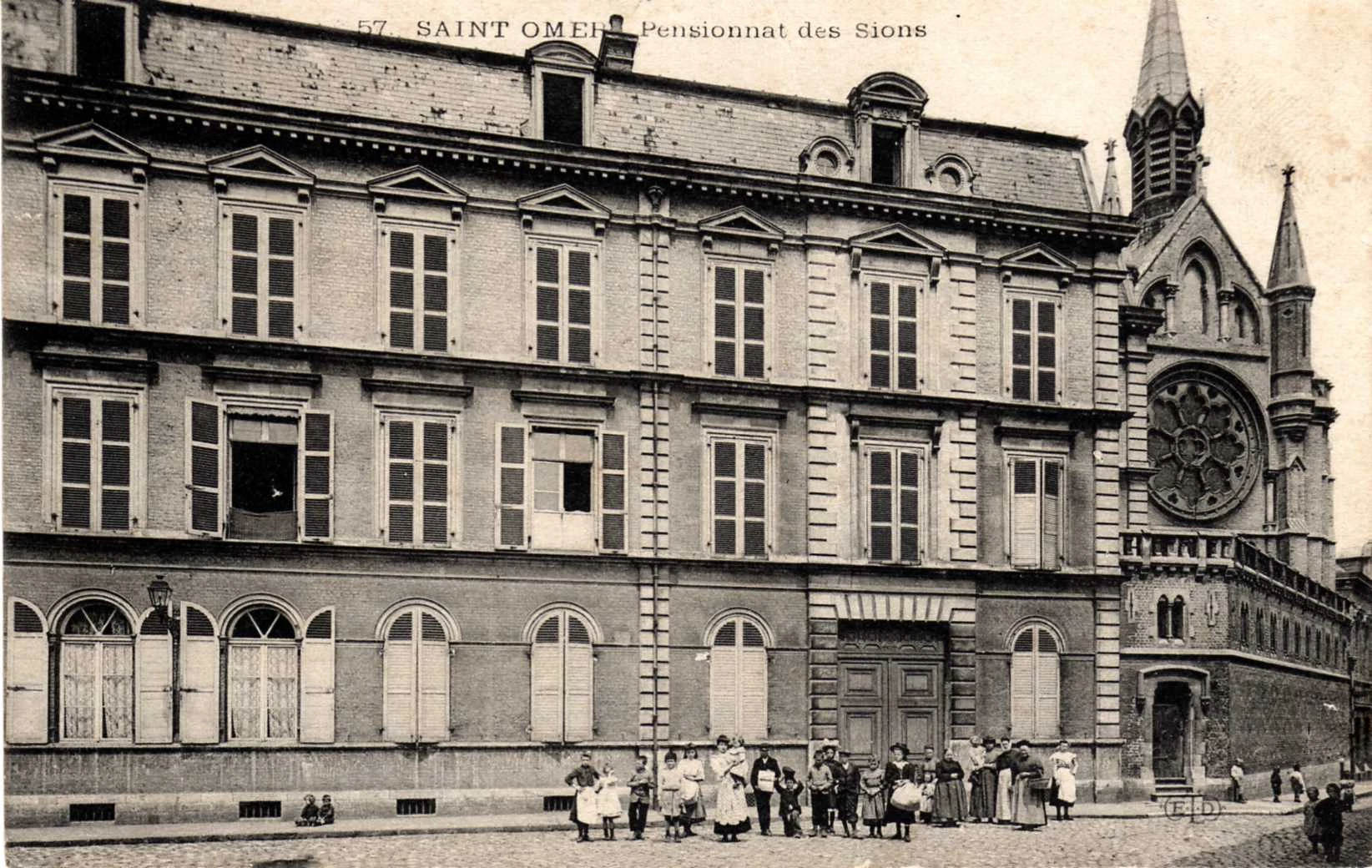(b) La façade du pensionnat