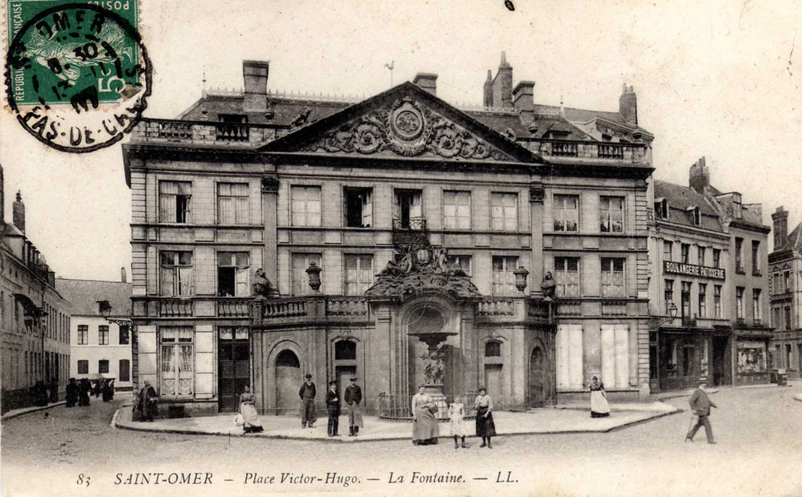 (c)- la place vers la fontaine