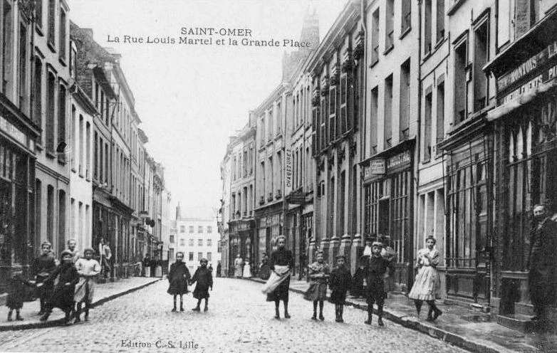 (b)-Une rue entre deux places