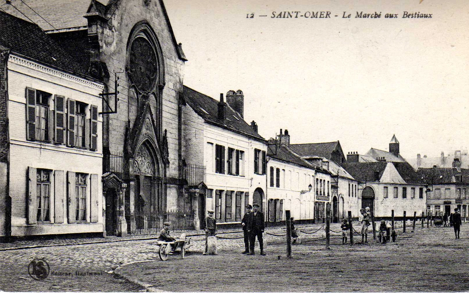 (d)- Autour de la place