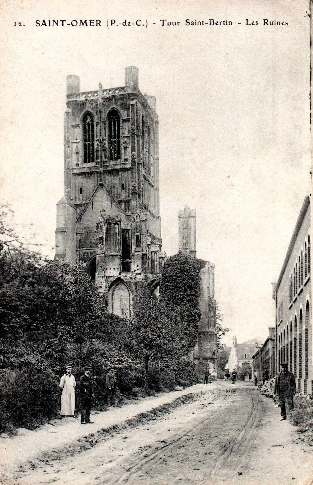 (d)- Une rue au pied de la tour