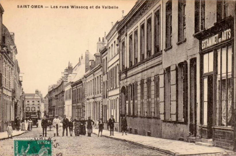 (a)- Le haut de la rue