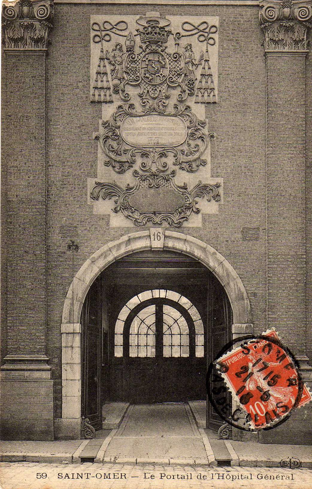 (c )- L'entrée de l'hôpital