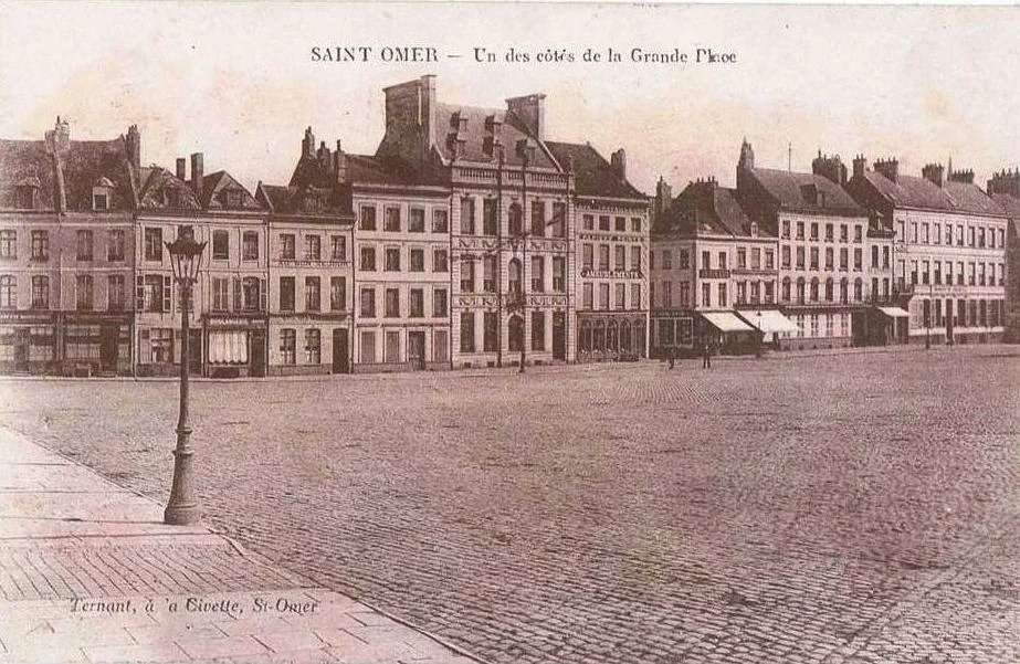 (s)- Un coin de la place