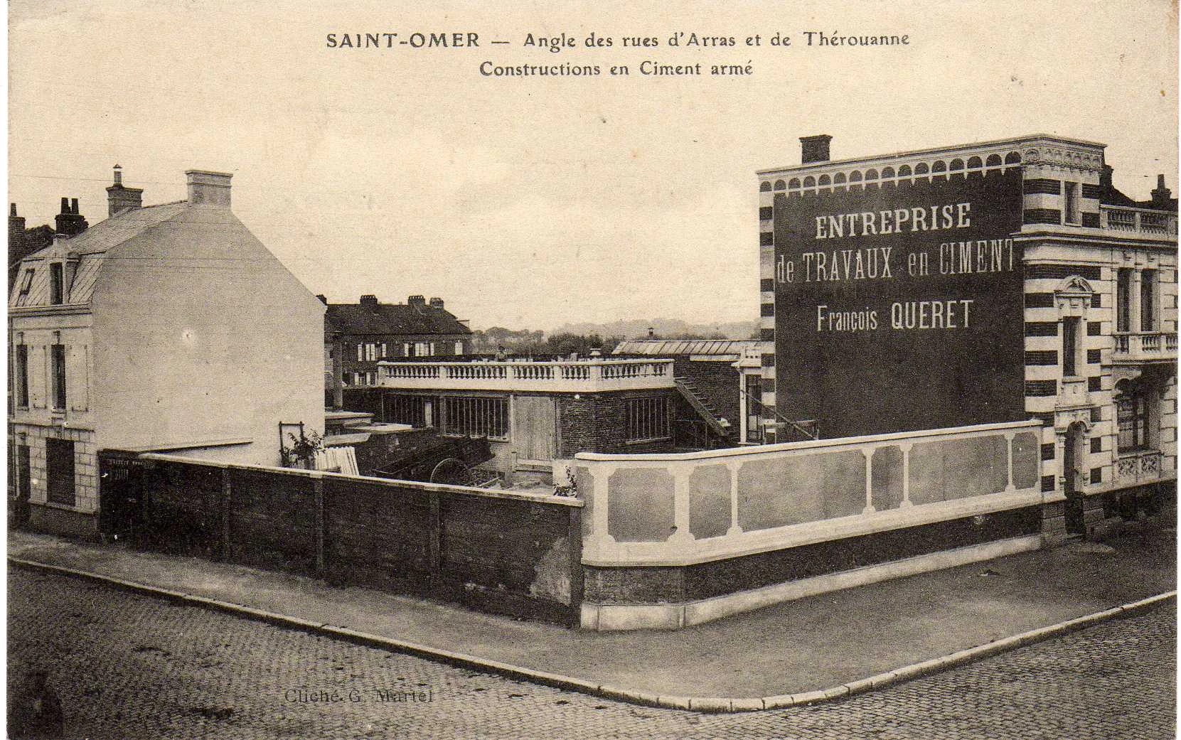 (b)-à l'angle de la rue