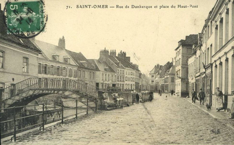 (m)- Tout en bas de la rue