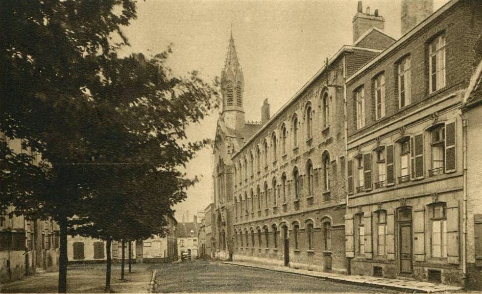 (b)- Un coin de la place