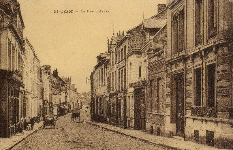(g)- Le haut de la rue