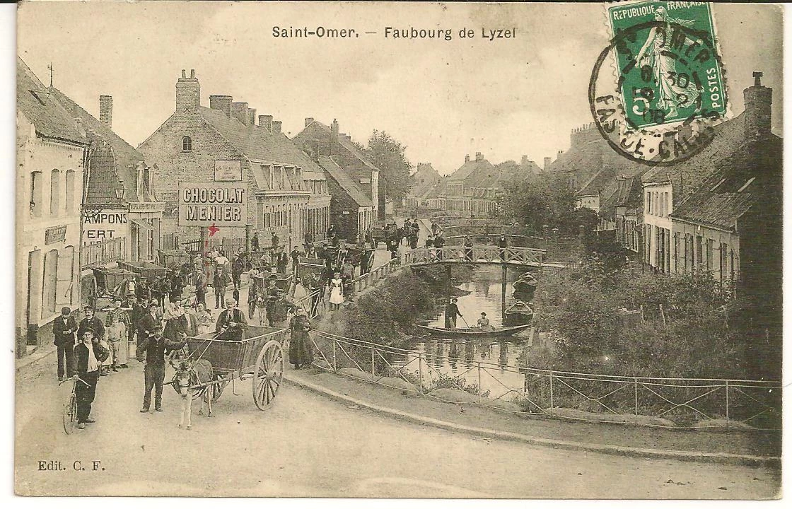 (b)- Il y a du monde