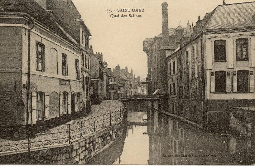 (b)- Le long du quai