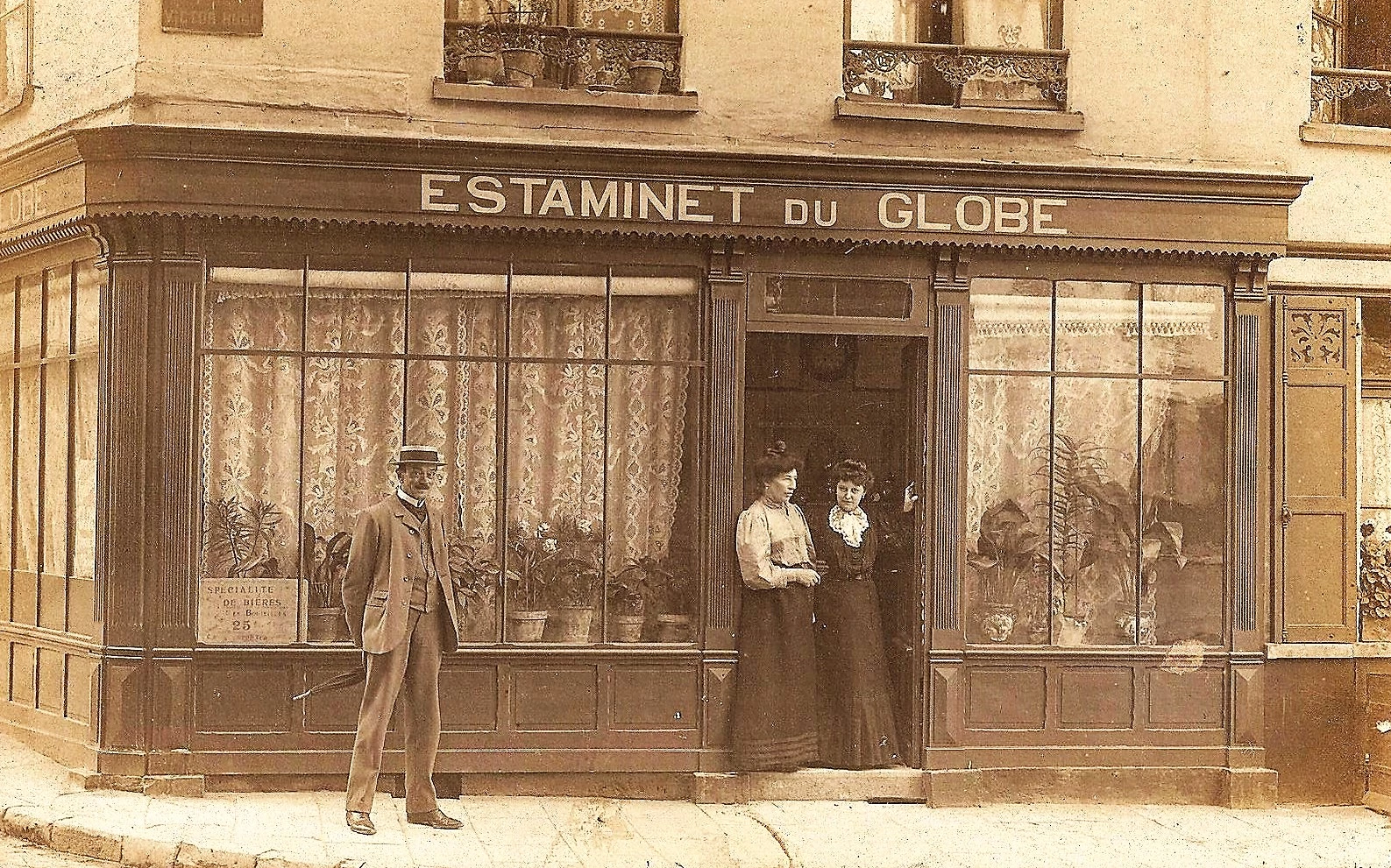 (a)- La devanture d'un estaminet