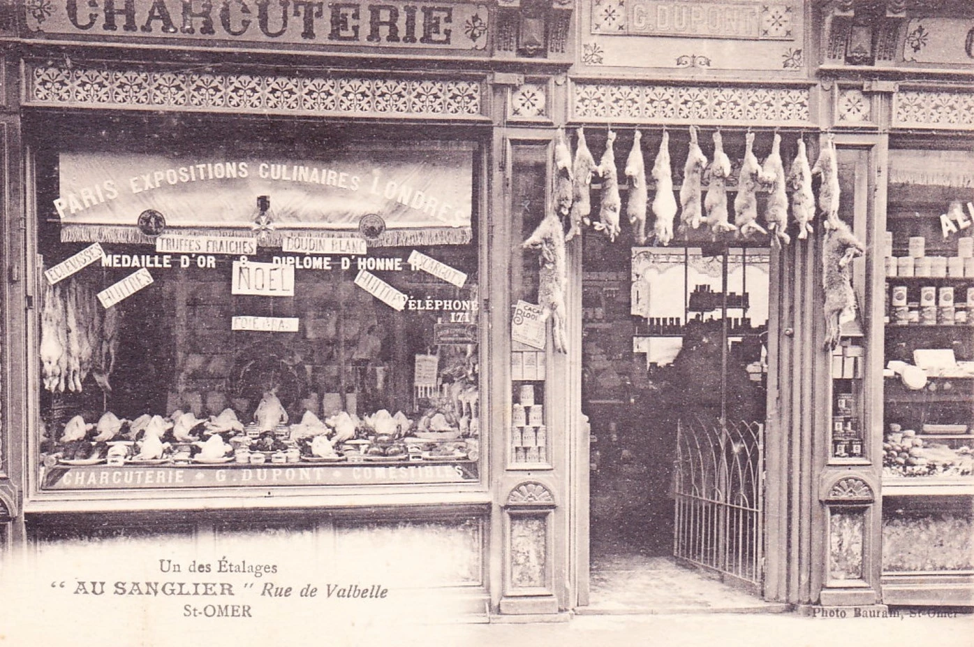 (d)- Une vitrine bien remplie