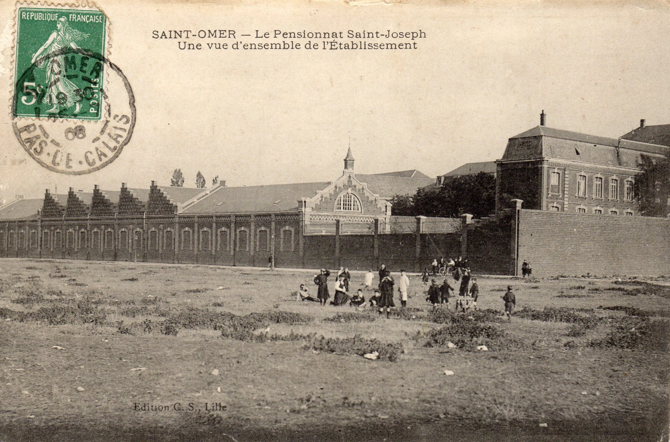 (a2)- une vue des bâtiments