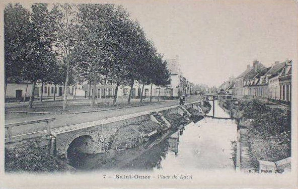(a)- Une belle place ombragée