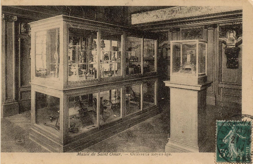 (e)- Dans la  salle suivante