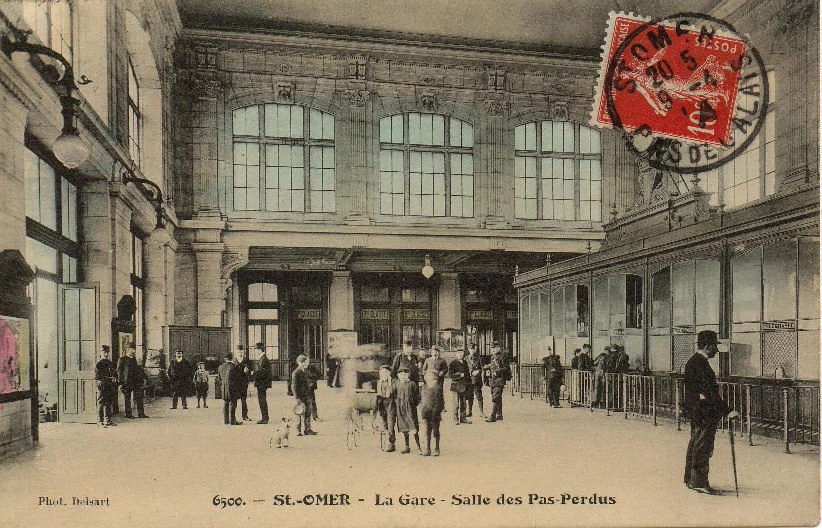 (e)- L'intérieur de la gare